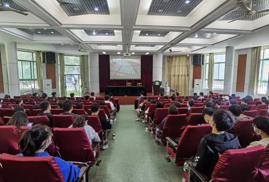 团学干部集中收看二十大开幕式